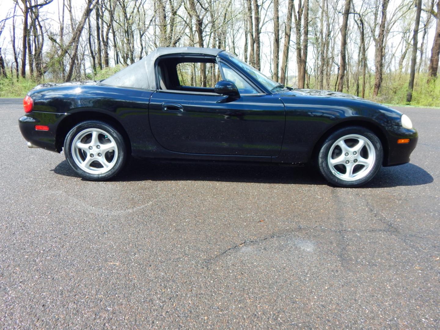 2002 Black /Black Cloth Mazda MX-5 Miata base (JM1NB353920) with an 1.8 liter 4 cylinder engine, 5 speed manual transmission, located at 6528 Lower York Road, New Hope, PA, 18938, (215) 862-9555, 40.358707, -74.977882 - Here for sale is a very fun 2002 Mazda MX-5 Miata. Under the hood is a strong running 1.8 liter 4 cylinder which puts power to the rear wheels via a solid shifting 5 speed manual transmission. Features include; Black cloth interior, wood grain trim, cold AC, power windows, AM/FM/CD, heated rear wi - Photo#7